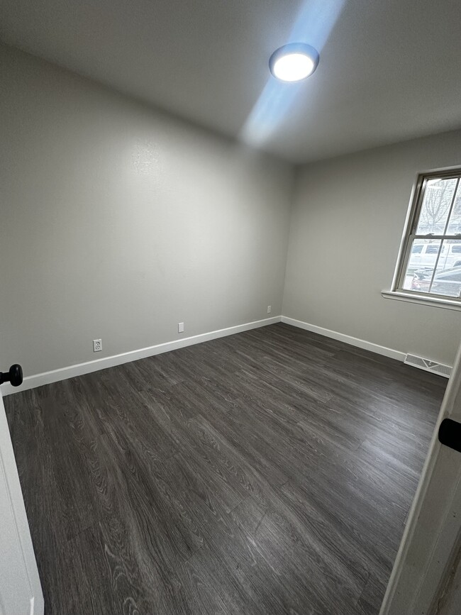 Building Photo - 721 Oneida St