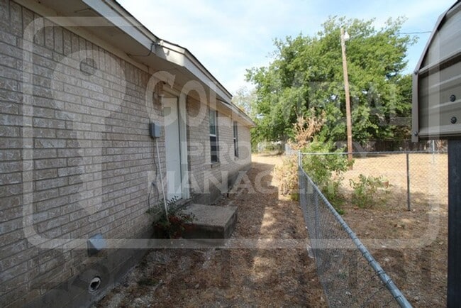 Building Photo - 1710 Aztec Trce