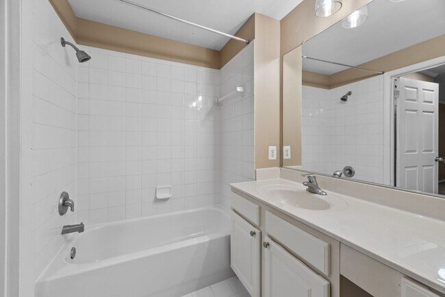 Building Photo - Ground level condo in Annapolis - Lake Heron