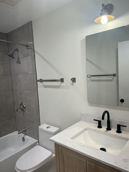 Vanity and tub in full bathroom 2. - 534 Taylor St NW