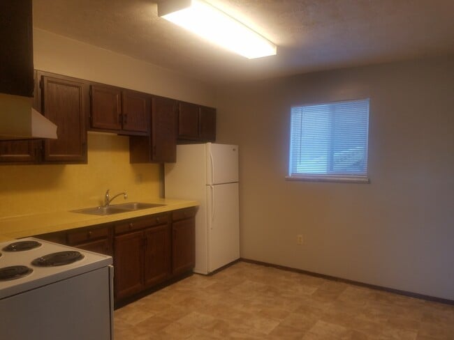 Building Photo - 2 bedroom 1 bath condo in Park Place.