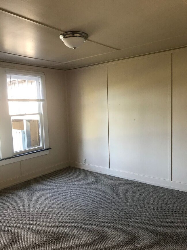 Building Photo - Country Living