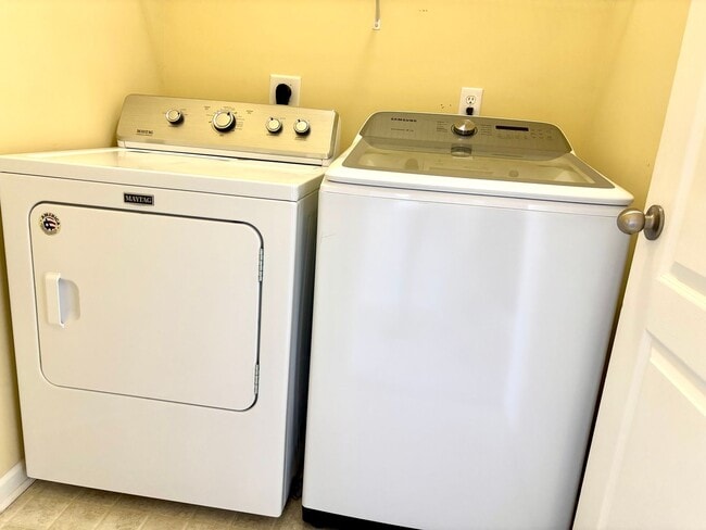 Building Photo - Don't miss out on this great 3 bed 3.5 bath townhouse with tons of amenities!