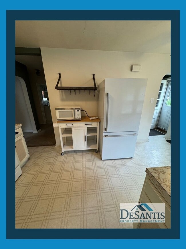 Building Photo - Charming 2-Bedroom Home with Private Backy...
