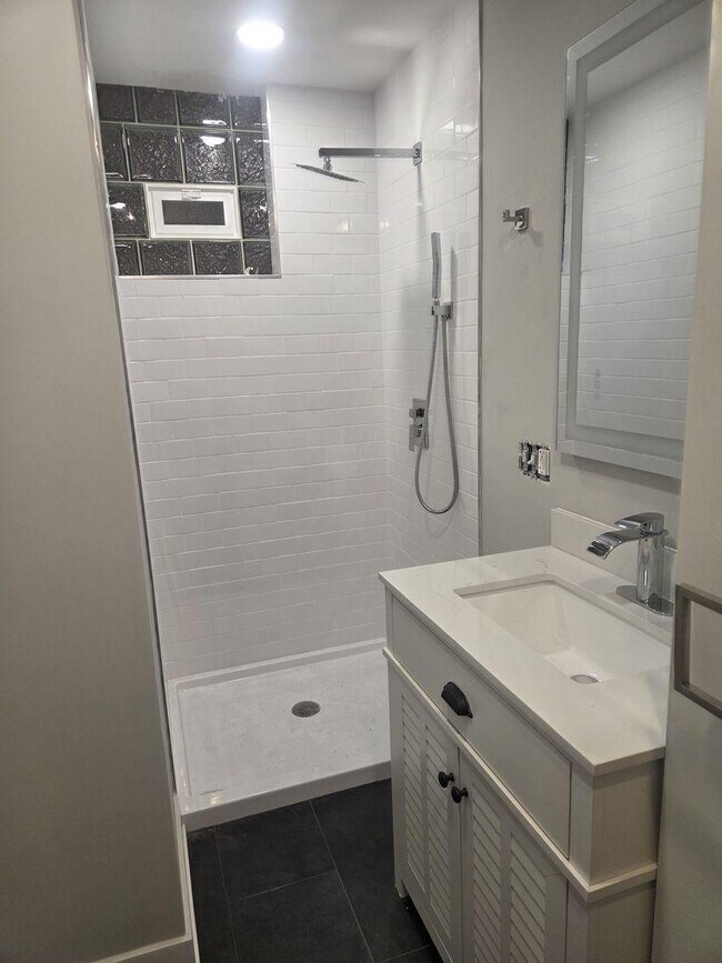 Building Photo - 3 bedroom in Chicago IL 60647
