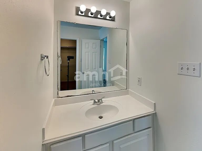 Building Photo - 18475 Sunrise Pines Dr