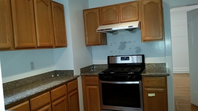 Building Photo - Really nice apartment with office space in...