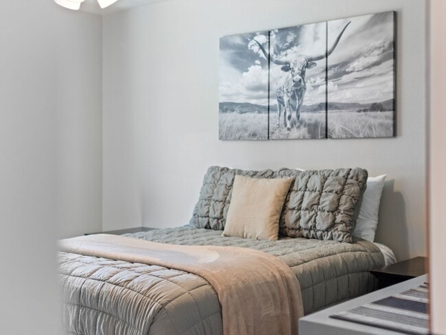 Building Photo - Beautiful home 5MILE/Big Yard & Garage (Furnished)