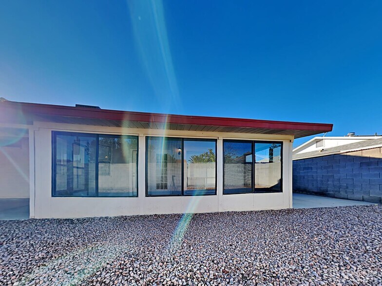 Building Photo - 8838 W Cinnabar Ave