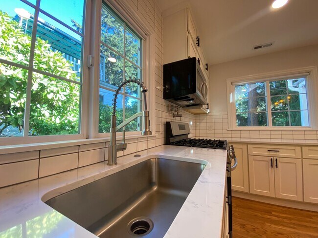 Building Photo - Gorgeous 2 bed home on the lake!!!