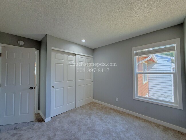 Building Photo - Bright East Portland 3 Bed Apartment Home with Two-Level Layout and Assigned Parking