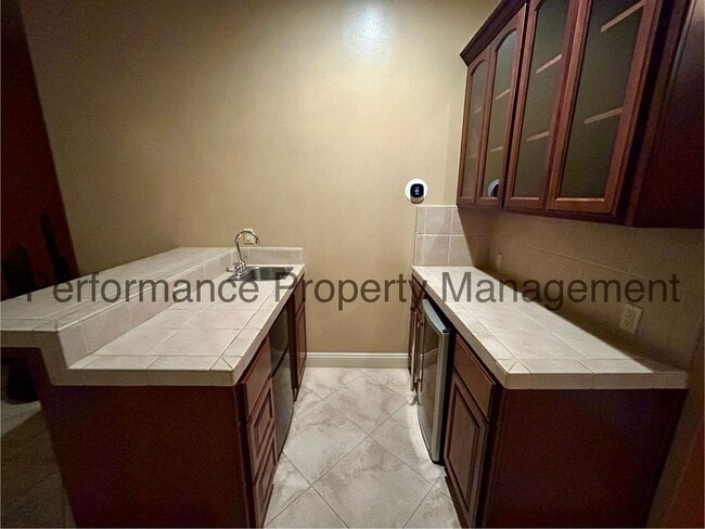 Building Photo - Gorgeous 2 Bed/2.5 Bath + Office w/ Lake V...
