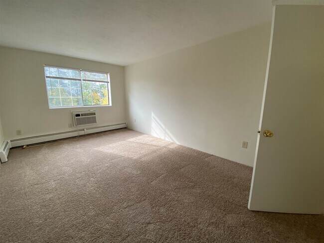 Building Photo - 385 Huse Rd
