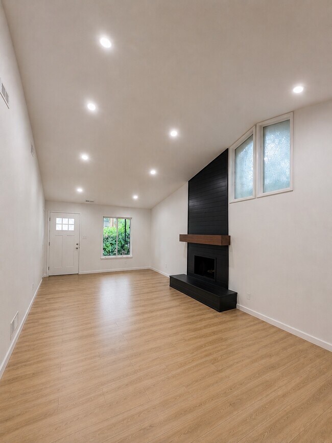 Building Photo - 2112 Valley Oaks Dr SE