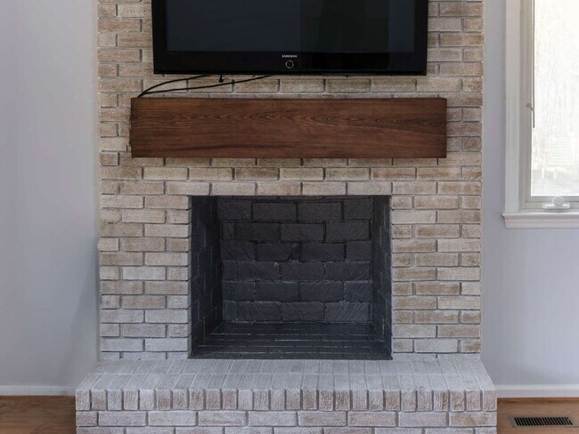 Building Photo - 102 McCall St