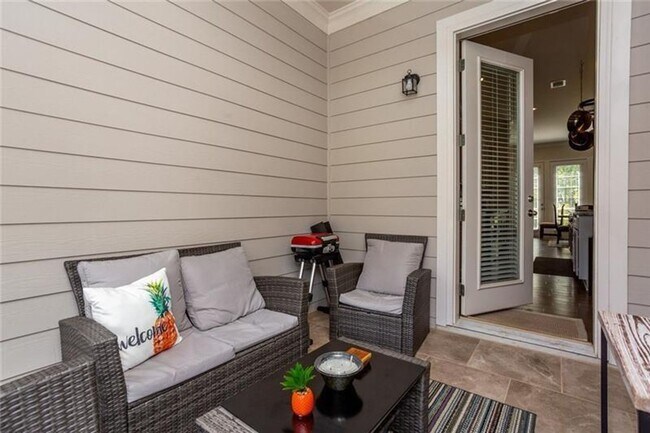 Building Photo - Large 3 Bedroom Luxury Townhome on Silver ...
