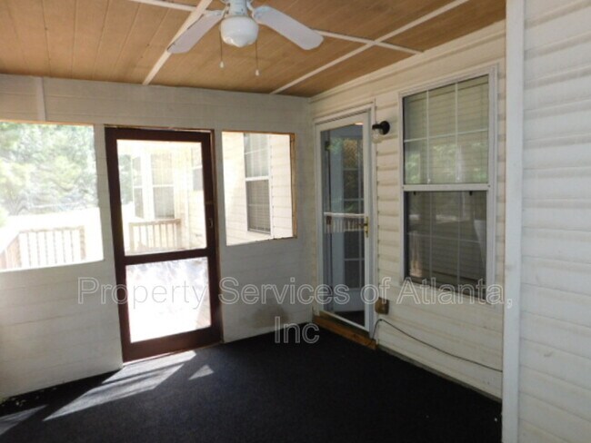 Building Photo - 5147 Round Table Dr