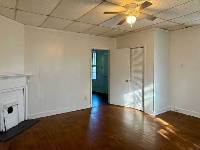 Building Photo - Complete New Central Hvac in this 2 Bed/1 ...