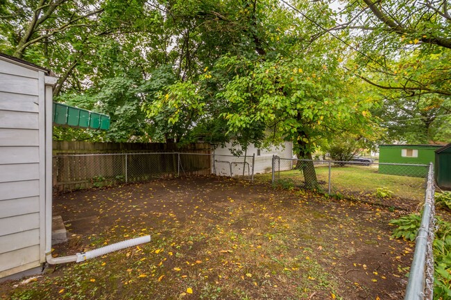 Building Photo - Stunning 2 bedroom home in Whitaker available January 15!