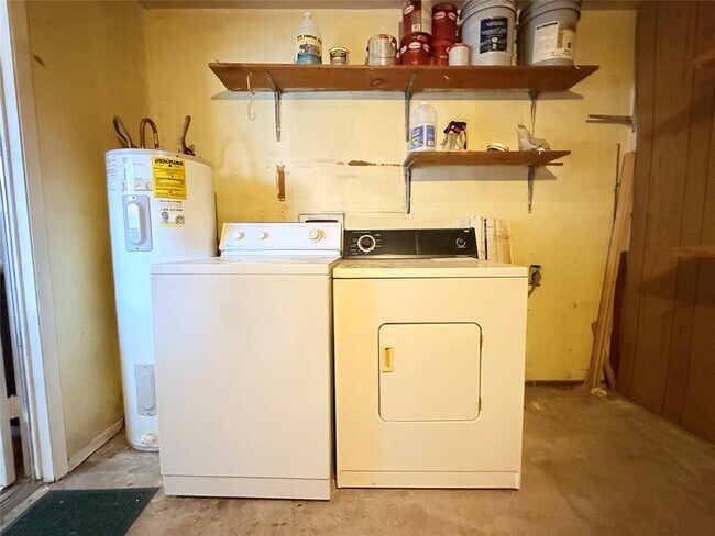 Building Photo - 9611 Blue Creek Ln