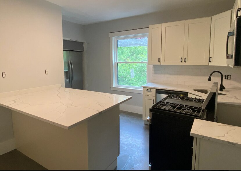 Primary Photo - 116 Marginal St