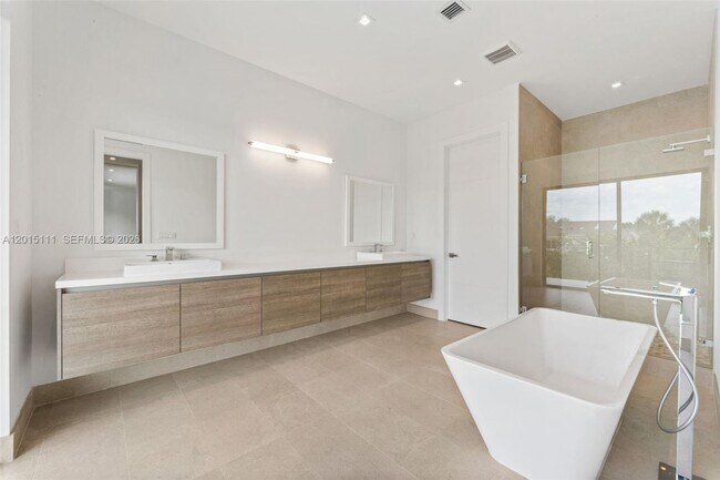 Building Photo - 16700 Botaniko Dr N