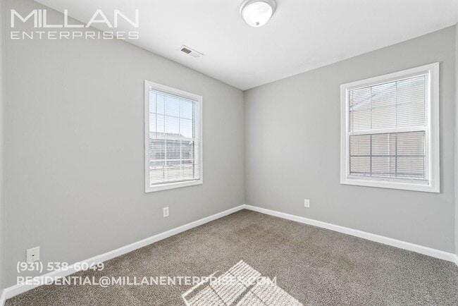 Building Photo - Cozy Home Featuring Spacious Rooms and Large Yard Close to Fort Campbell