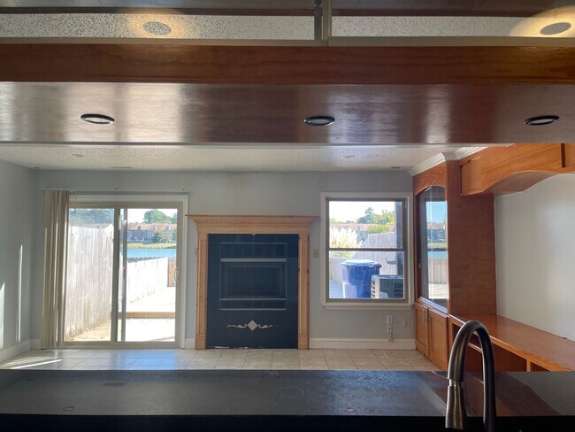 Building Photo - KEMPSVILLE LAKEFRONT TOWNHOUSE FOR RENT!