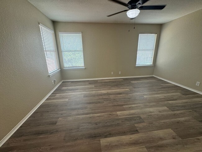 Building Photo - COMFORTABLE HOME | SINGLE STORY  |  CLOSE TO HWY 151 & 410 | SHOPPING & RESTAURANTS