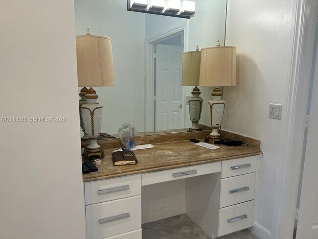 Building Photo - 2534 Poinciana Dr