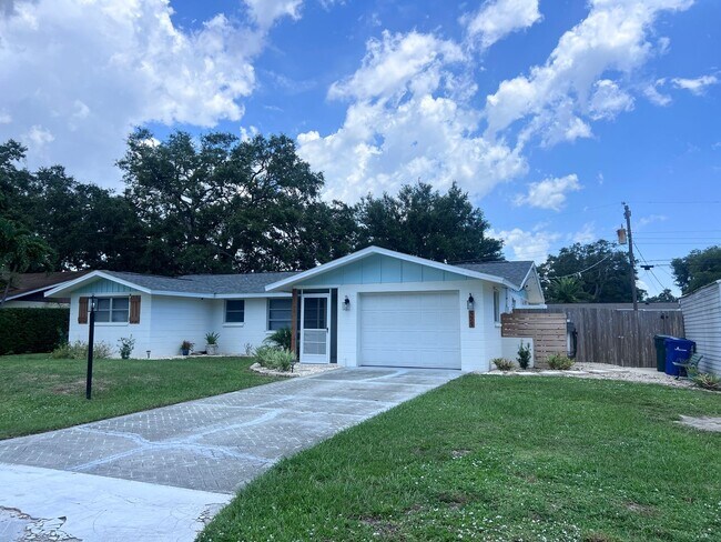 Building Photo - Beautiful Pool Home in East Venice