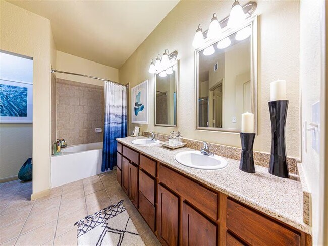 Building Photo - Resort-Style Comfort in Richmond!
