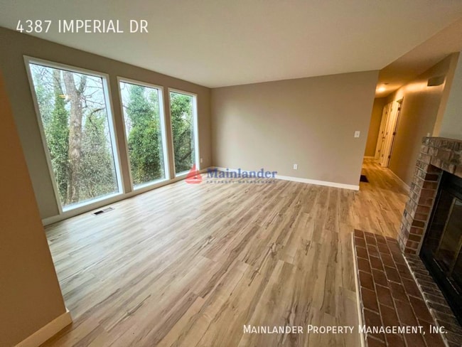 Building Photo - Spacious lower unit in refurbished duplex