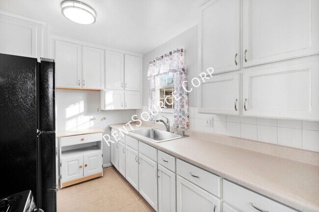 Building Photo - 1040 Flora St