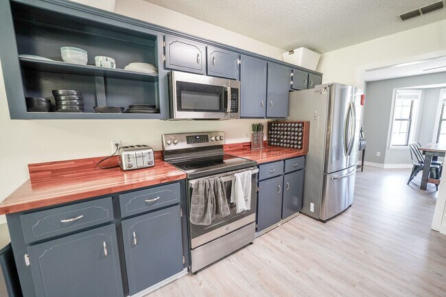 Building Photo - Coming Available!