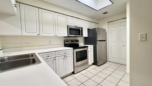 Building Photo - 3019 Alcazar Pl