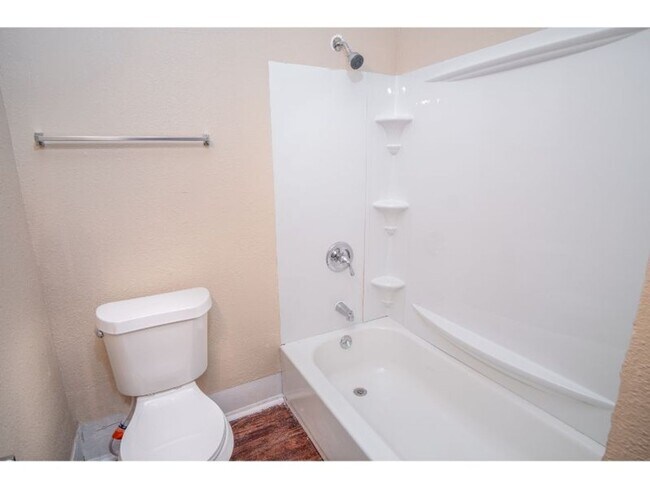 Building Photo - 2 BR 1 BA Gorgeous Home Near Downtown