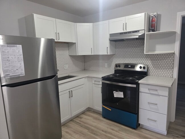 Building Photo - Newly Renovated 1-Bedroom Apartment ( 60 +)Available