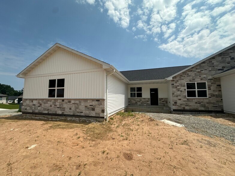 Primary Photo - 2129 Clover Field Dr