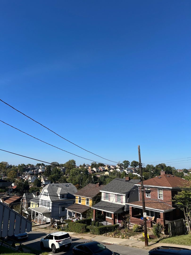 Building Photo - 740 Rossmore Ave