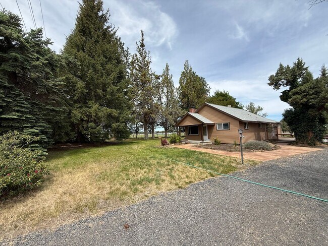 Building Photo - 2 Bed/1.5 Bath Single Level Farm House with Mountain Views