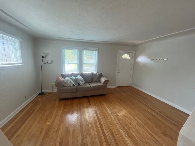 Building Photo - 3BR Duplex Midtown- June 1 move-in