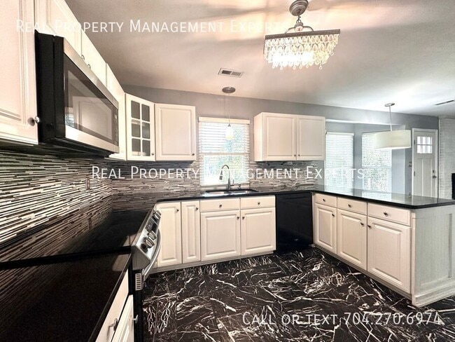 Building Photo - 8509 Golf Ridge Dr