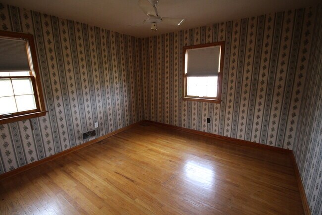 Building Photo - Three bedroom home off S Pope Lick Rd