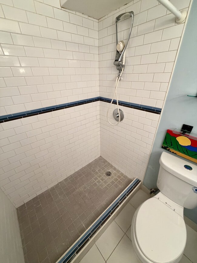 Building Photo - 2421 Ala Wai Blvd