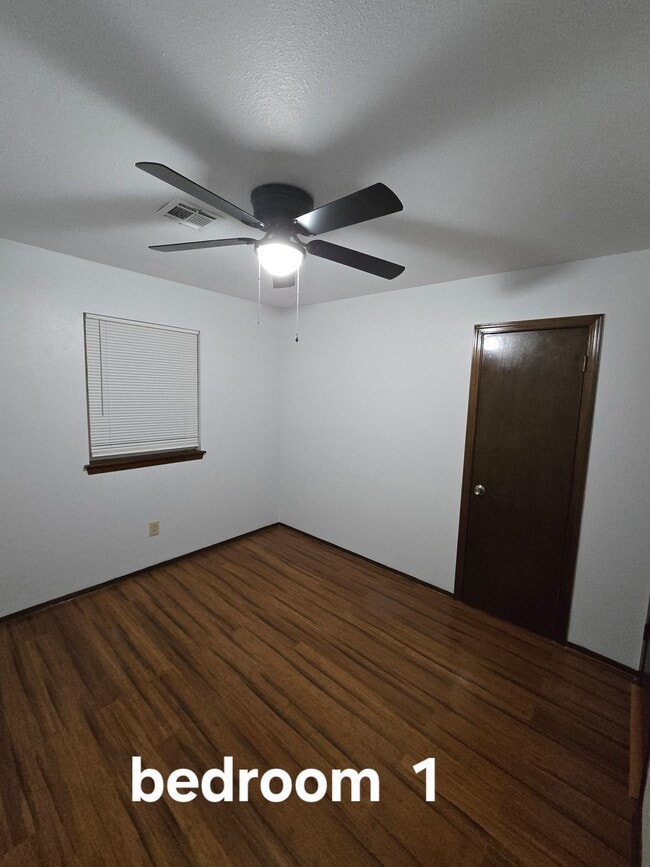 Building Photo - 513 N Roosevelt Ave