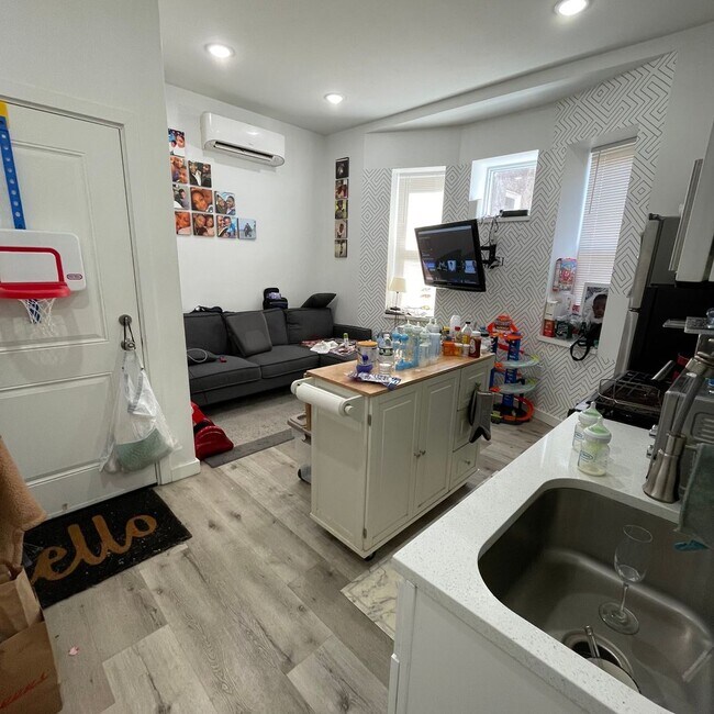 Building Photo - Modern & Renovated apartment with in-unit washer & dryer