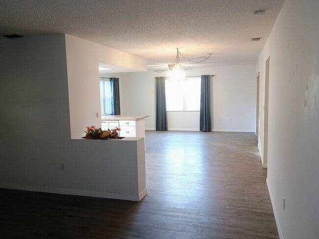 Building Photo - 2 bedroom 2 bathroom home with a screened in porch