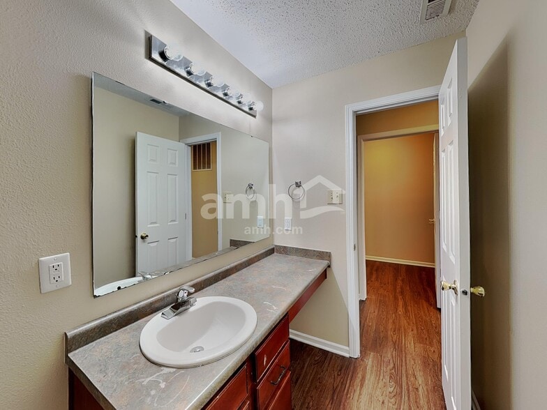 Building Photo - 2170 Bridlewood Dr