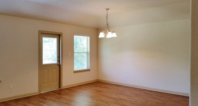 Building Photo - 3 Bedroom 2 Bathroom Georgetown Home